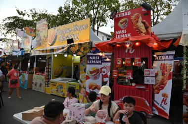 Kuching, Malezya - 3 Ağustos 2024: Yemek Festivali Sokak Fuarı