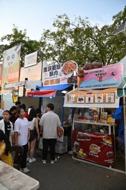 Kuching, Malezya - 3 Ağustos 2024: Yemek Festivali Sokak Fuarı