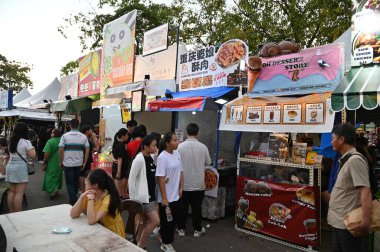 Kuching, Malezya - 3 Ağustos 2024: Yemek Festivali Sokak Fuarı