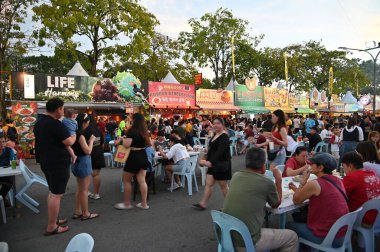 Kuching, Malezya - 3 Ağustos 2024: Yemek Festivali Sokak Fuarı