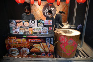 Kuching, Malezya - 3 Ağustos 2024: Yemek Festivali Sokak Fuarı