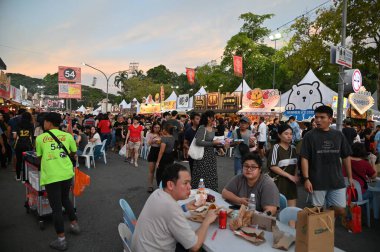 Kuching, Malezya - 3 Ağustos 2024: Yemek Festivali Sokak Fuarı