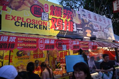 Kuching, Malezya - 3 Ağustos 2024: Yemek Festivali Sokak Fuarı