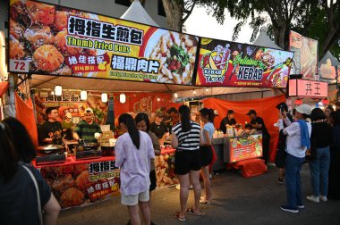 Kuching, Malezya - 3 Ağustos 2024: Yemek Festivali Sokak Fuarı