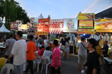 Kuching, Malezya - 3 Ağustos 2024: Yemek Festivali Sokak Fuarı