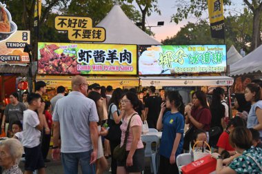 Kuching, Malezya - 3 Ağustos 2024: Yemek Festivali Sokak Fuarı