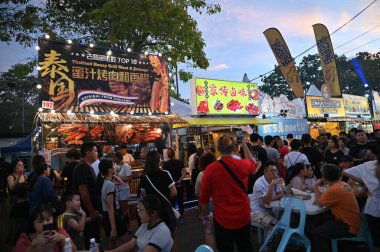 Kuching, Malezya - 3 Ağustos 2024: Yemek Festivali Sokak Fuarı