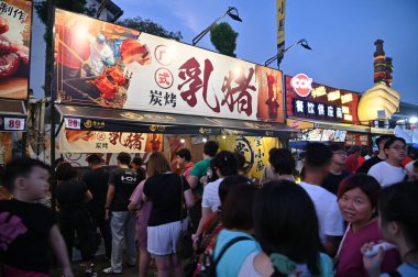 Kuching, Malezya - 3 Ağustos 2024: Yemek Festivali Sokak Fuarı