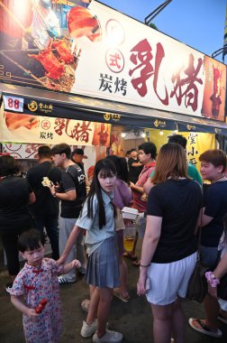 Kuching, Malezya - 3 Ağustos 2024: Yemek Festivali Sokak Fuarı