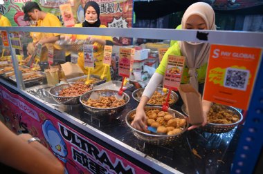 Kuching, Malezya - 3 Ağustos 2024: Yemek Festivali Sokak Fuarı