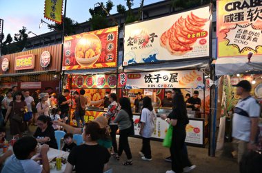 Kuching, Malezya - 3 Ağustos 2024: Yemek Festivali Sokak Fuarı