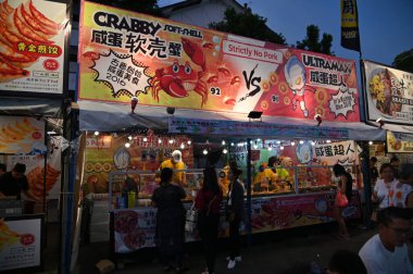 Kuching, Malezya - 3 Ağustos 2024: Yemek Festivali Sokak Fuarı