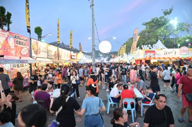Kuching, Malezya - 3 Ağustos 2024: Yemek Festivali Sokak Fuarı