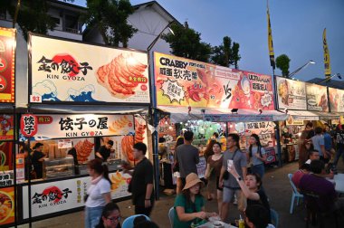 Kuching, Malezya - 3 Ağustos 2024: Yemek Festivali Sokak Fuarı