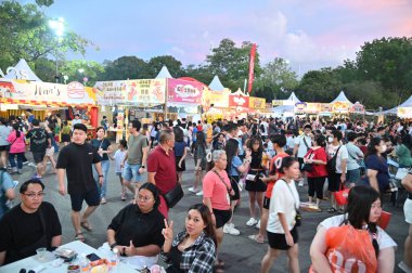 Kuching, Malezya - 3 Ağustos 2024: Yemek Festivali Sokak Fuarı