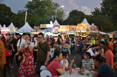 Kuching, Malezya - 3 Ağustos 2024: Yemek Festivali Sokak Fuarı