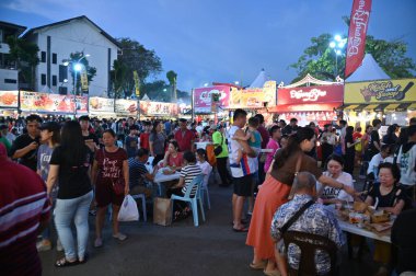 Kuching, Malezya - 3 Ağustos 2024: Yemek Festivali Sokak Fuarı