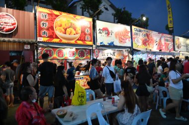 Kuching, Malezya - 3 Ağustos 2024: Yemek Festivali Sokak Fuarı