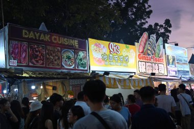 Kuching, Malezya - 3 Ağustos 2024: Yemek Festivali Sokak Fuarı