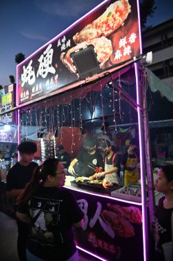 Kuching, Malezya - 3 Ağustos 2024: Yemek Festivali Sokak Fuarı