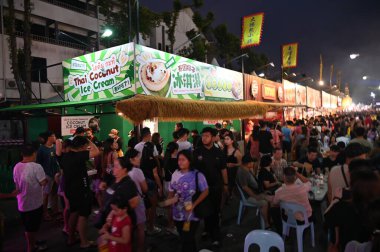 Kuching, Malezya - 3 Ağustos 2024: Yemek Festivali Sokak Fuarı