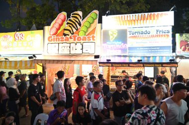 Kuching, Malezya - 3 Ağustos 2024: Yemek Festivali Sokak Fuarı