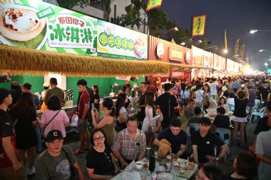 Kuching, Malezya - 3 Ağustos 2024: Yemek Festivali Sokak Fuarı