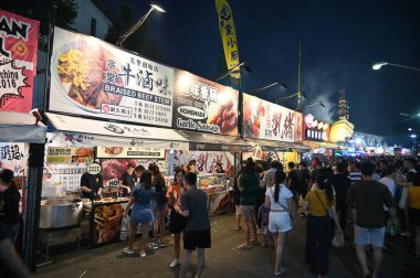 Kuching, Malezya - 3 Ağustos 2024: Yemek Festivali Sokak Fuarı