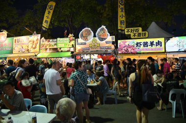 Kuching, Malezya - 3 Ağustos 2024: Yemek Festivali Sokak Fuarı
