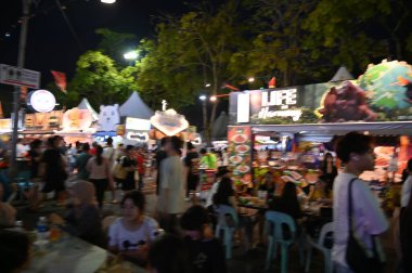 Kuching, Malezya - 3 Ağustos 2024: Yemek Festivali Sokak Fuarı