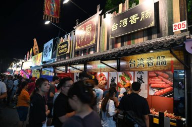 Kuching, Malezya - 3 Ağustos 2024: Yemek Festivali Sokak Fuarı