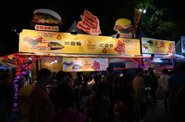 Kuching, Malezya - 3 Ağustos 2024: Yemek Festivali Sokak Fuarı