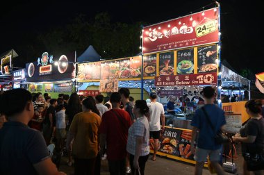 Kuching, Malezya - 3 Ağustos 2024: Yemek Festivali Sokak Fuarı
