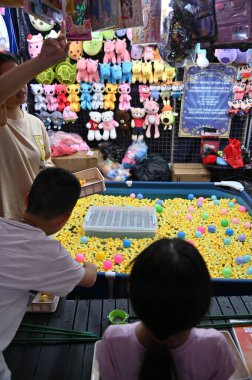 Kuching, Malezya - 3 Ağustos 2024: Yemek Festivali Sokak Fuarı