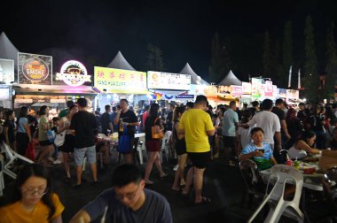 Kuching, Malezya - 3 Ağustos 2024: Yemek Festivali Sokak Fuarı