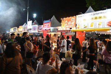 Kuching, Malezya - 3 Ağustos 2024: Yemek Festivali Sokak Fuarı