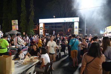 Kuching, Malezya - 3 Ağustos 2024: Yemek Festivali Sokak Fuarı
