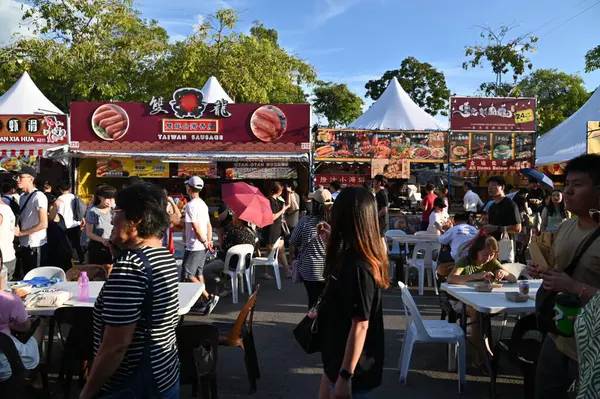 Kuching, Malezya - 3 Ağustos 2024: Yemek Festivali Sokak Fuarı