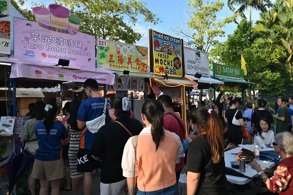 Kuching, Malezya - 3 Ağustos 2024: Yemek Festivali Sokak Fuarı