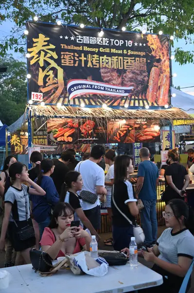 Kuching, Malezya - 3 Ağustos 2024: Yemek Festivali Sokak Fuarı
