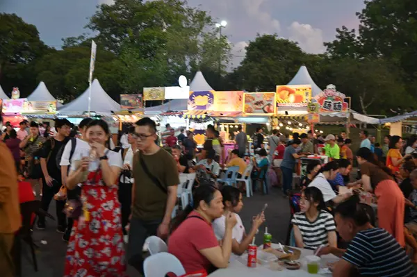 Kuching, Malezya - 3 Ağustos 2024: Yemek Festivali Sokak Fuarı