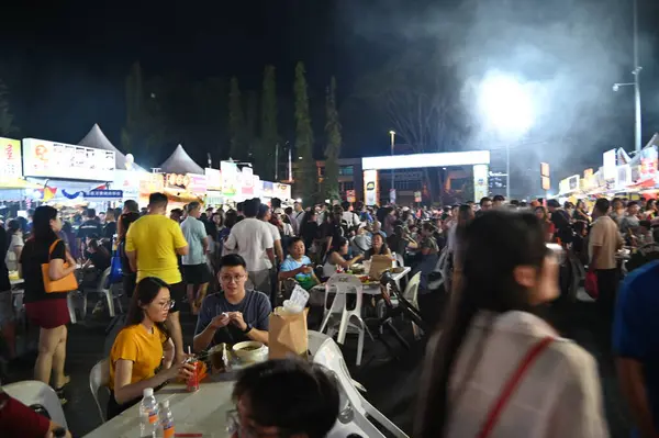Kuching, Malezya - 3 Ağustos 2024: Yemek Festivali Sokak Fuarı