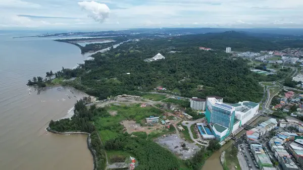 Bintulu, Malezya - 23 Kasım 2024: Bintulu 'nun Tanjung Batu Plajı