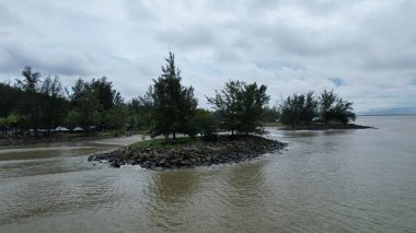 Bintulu, Malezya - 23 Kasım 2024: Bintulu 'nun Tanjung Batu Plajı