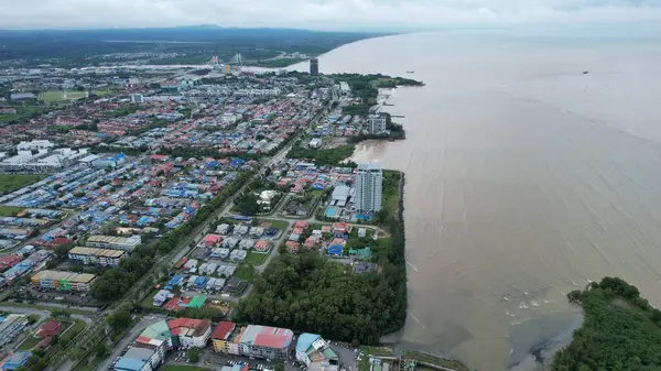 Bintulu, Malezya - 23 Kasım 2024: Bintulu 'nun Tanjung Batu Plajı