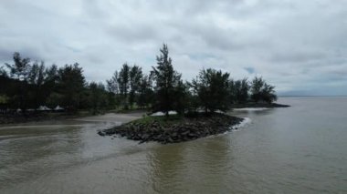 Bintulu, Malezya - 23 Kasım 2024: Bintulu 'nun Tanjung Batu Plajı