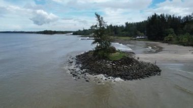 Bintulu, Malezya - 23 Kasım 2024: Bintulu 'nun Tanjung Batu Plajı