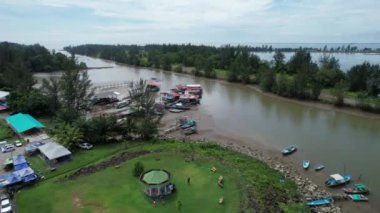 Bintulu, Malezya - 23 Kasım 2024: Bintulu 'nun Tanjung Batu Plajı