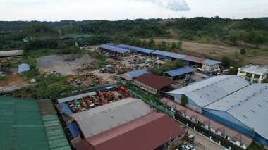 Bintulu, Malezya - 23 Kasım 2024: Kemena Nehri boyunca Jepak Endüstriyel Malikânesi Fabrikaları