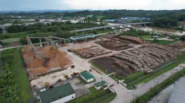 Bintulu, Malezya - 23 Kasım 2024: Kemena Nehri boyunca Jepak Endüstriyel Malikânesi Fabrikaları
